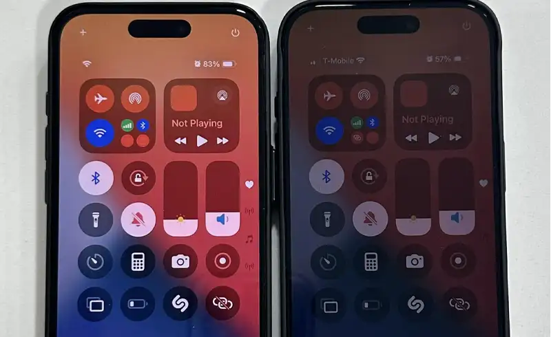 Doua iPhone-uri side-by-side cu acelasi Control Center deschis: cel din stanga e luminos si vibrant, cel din dreapta clar mai intunecat si spalacit chiar daca ambele sunt setate la brightness maxim — exemplu de panou aftermarket cu luminozitate inferioara