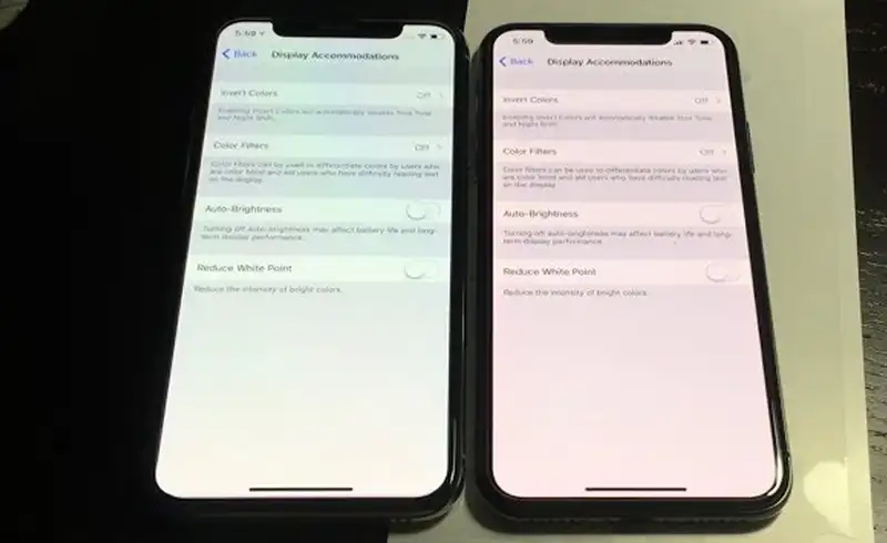 Doua iPhone-uri side-by-side cu aceeasi pagina Settings — Display Accommodations: cel din stanga afiseaza alb cu cast verde-cyan, cel din dreapta alb cu cast roz/magenta, dovada clara a color shift-ului pe display-uri aftermarket