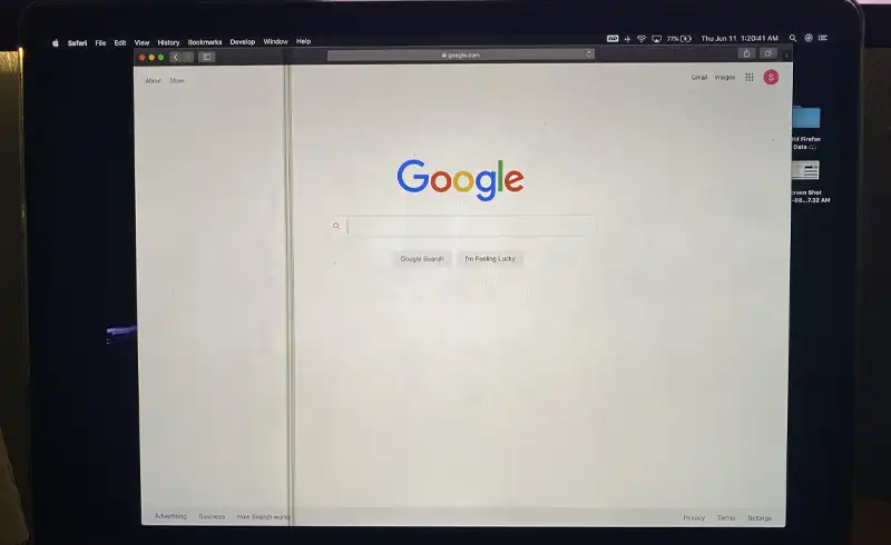 Display MacBook care afiseaza homepage-ul Google in Safari, cu o dunga verticala intunecata clar vizibila in mijlocul ecranului — semn de TCON defect sau ribbon cable deteriorat pe panou aftermarket